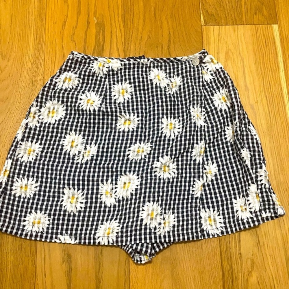 Maurices Black and White Gingham Sunflowef Skort